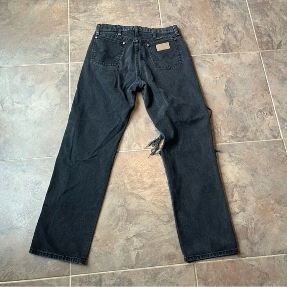 Wrangler 33x32 Black Distressed Straight Leg Jeans Men’s Denim
